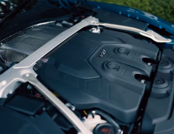 Sob o capô Bentley Continental GT Azure [Japan] '2025–pr.