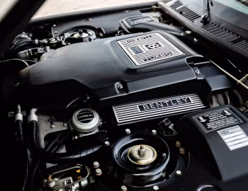 Sob o capô Bentley Continental R "Millenium Edition" '2000