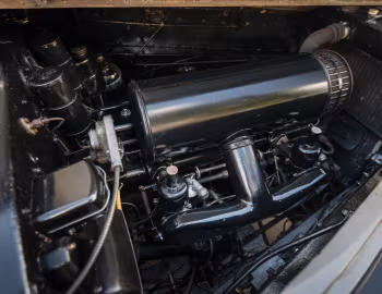 Sob o capô Bentley Mark VI two-door Saloon by James Young (B495CD) '1948