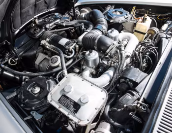Sob o capô Bentley T Type four-door saloon [RHD] (SBH21042) '1975