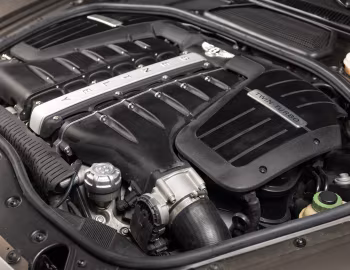 Sob o capô Bentley Continental GTZ '2016