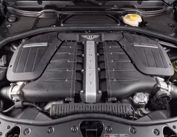Sob o capô Bentley Continental GTZ '2016