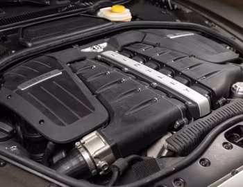 Sob o capô Bentley Continental GTZ '2016
