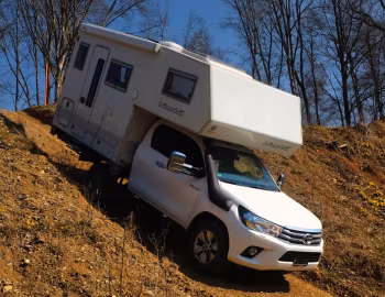 2018–pr. bimobil husky 240 auf Toyota Hilux Extra Cab '2017–pr.