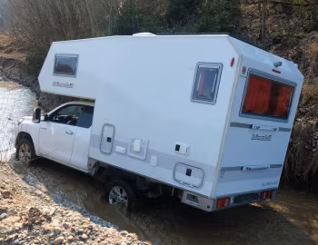 2018–pr. bimobil husky 240 auf Toyota Hilux Extra Cab '2017–pr.