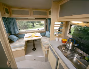 Intérieur 2012–16 bimobil husky 235 auf Land Rover Defender Crew Cab '2011–16