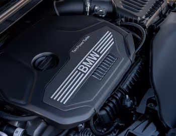 Bajo el capó BMW 118i M Sport [UK-spec] (F40) '2019–24