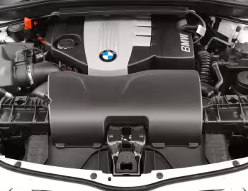 Sous la capuche BMW 120d 3-door [UK-spec] (E81) '2008–11