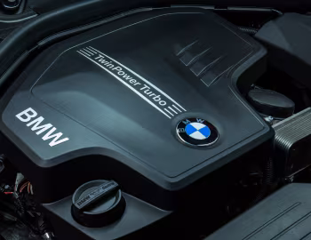 Bajo el capó BMW 125i M Sport 5-door [Australia] (F20) '2015–19