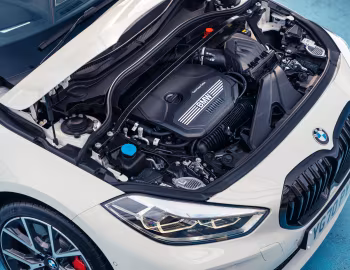 Bajo el capó BMW 128ti [UK-spec] (F40) '2021–24
