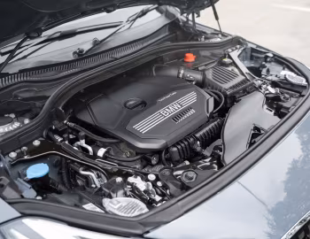 Bajo el capó BMW 216i Gran Coupé Sport Line [Singapore] (F44) '2022–24