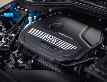 Bajo el capó BMW 218i Gran Coupé M Sport [UK-spec] (F44) '2020–24