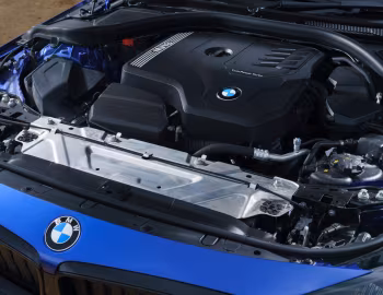 Bajo el capó BMW 230i Coupé M Sport [UK-spec] (G42) '2022–24