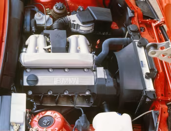 Sous la capuche BMW 318i Coupe [Worldwide] (E30) '1982–91