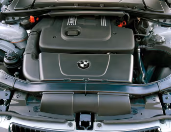 Bajo el capó BMW 320d Sedan [UK-spec] (E90) '2005–08