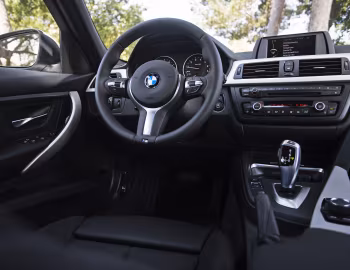 Інтэр'ер 2014–15 BMW 320i Sedan [North America] (F30) '2013–15