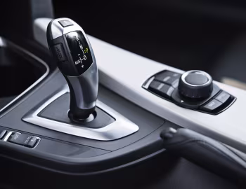 Інтэр'ер 2014–15 BMW 320i Sedan [North America] (F30) '2013–15