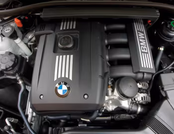 Пад капотам 2007–10 BMW 328i Coupe [North America] (E92) '2006–10