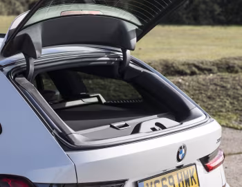 BMW 330i Touring M Sport [UK-spec] (G21) '2019–22