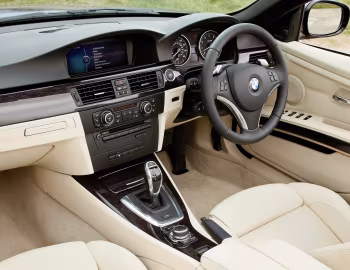 Interior BMW 335i Cabrio [UK-spec] (E93) '2010–14