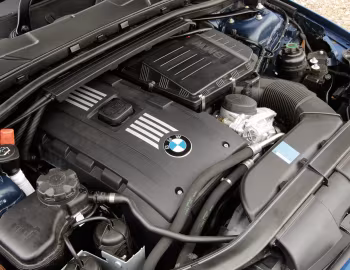 Пад капотам BMW 335i Coupe [UK-spec] (E92) '2007–10