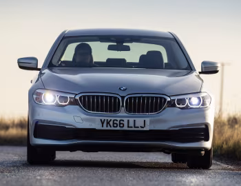BMW 520d SE Sedan [UK-spec] (G30) '2017–20