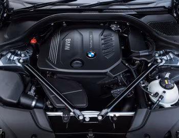 Bajo el capó BMW 520d Sedan M Sport [UK-spec] (G30) '2017–20