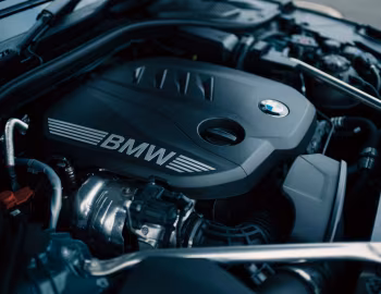 Sous la capuche BMW 523d xDrive M Sport [Japan] (G60) '2024–pr.