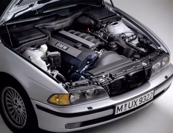 Bajo el capó BMW 523i Sedan [Worldwide] (E39) '1995–2000