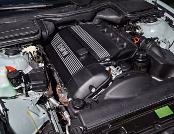 Bajo el capó BMW 528i Sedan AT [Worldwide] (E39) '1995–2000