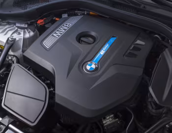 Under The Hood BMW 530e iPerformance [Worldwide] (G30) '2017–20