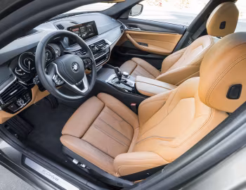 Интерьер 2018–20 BMW 530e iPerformance [North America] (G30) '2017–20