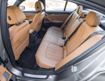 Интерьер 2018–20 BMW 530e iPerformance [North America] (G30) '2017–20