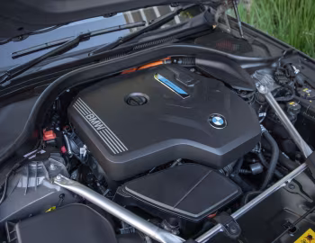 Bajo el capó BMW 530e M Sport [Australia] (G30) '2020–23