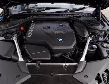 Bajo el capó BMW 530i Touring Luxury Line [Australia] (G31) '2017–20