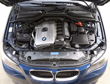 Bajo el capó BMW 530i Touring M Sport Package [Australia] (E61) '2005