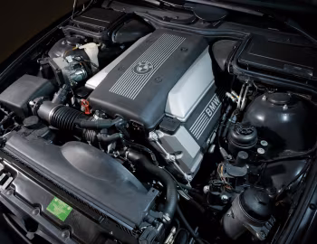 Bajo el capó 1997–2000 BMW 540i Sedan [North America] (E39) '1996–2000