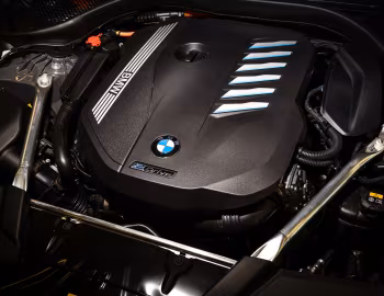 Bajo el capó BMW 545e xDrive M Sport [Worldwide] (G30) '2020–23