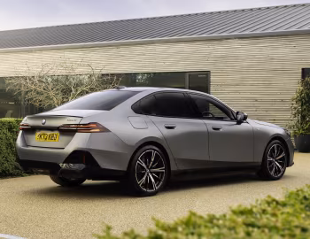 BMW 550e M Sport [UK-spec] (G60) '2023–pr.