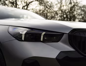 BMW 550e M Sport [UK-spec] (G60) '2023–pr.