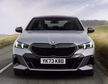 BMW 550e M Sport [UK-spec] (G60) '2023–pr.