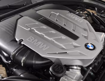 Bajo el capó 2011–13 BMW 550i Sedan [North America] (F10) '2010–13
