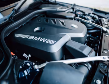Bajo el capó BMW 523i [Japan] (G60) '2024–pr.