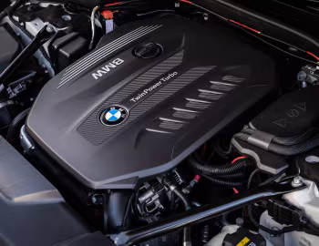 Bajo el capó BMW 730d xDrive M Sport [UK-spec] (G11) '2015–19