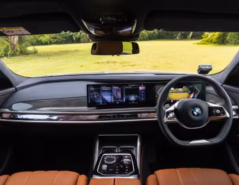 Panel frontal BMW 735i [Singapore] (G70) '2022–pr.