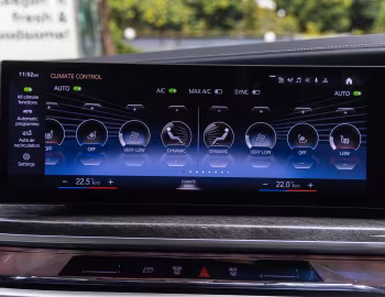 Камбінацыя прыбораў BMW 735i [Singapore] (G70) '2022–н.ч.