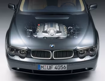 Пад капотам BMW 740d [Worldwide] (E65) '2002–05