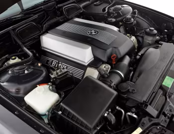 Bajo el capó BMW 740i Sport [UK-spec] (E38) '1999–2001