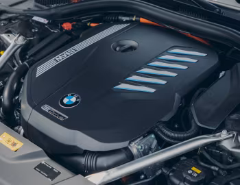 Bajo el capó 2020–22 BMW 745e xDrive M Sport [North America] (G11) '2019–22