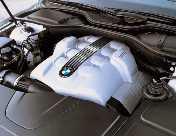 Bajo el capó BMW 745i [UK-spec] (E65) '2001–05